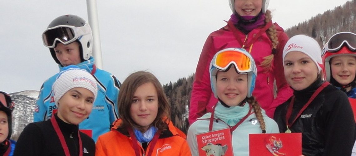 Emmi Girbl und Constanze Stadler fahren mit ihrem Team zu den Schul Olympics.